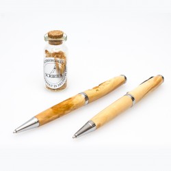 Handgefertigte Kugelschreiber aus Apfelbaum mit Wurmlöchern