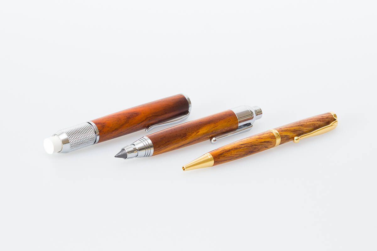 Kreidehalter, Bleistift und Kugelschreiber aus Holz