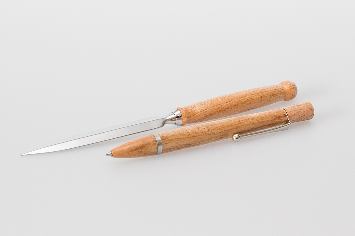 Handgefertigtes Set aus Kugelschreiber und Brieföffner aus heimischer Eibe